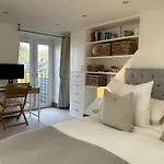 Stylish Victorian Home- 1 Bedroom 15 Mins Central London